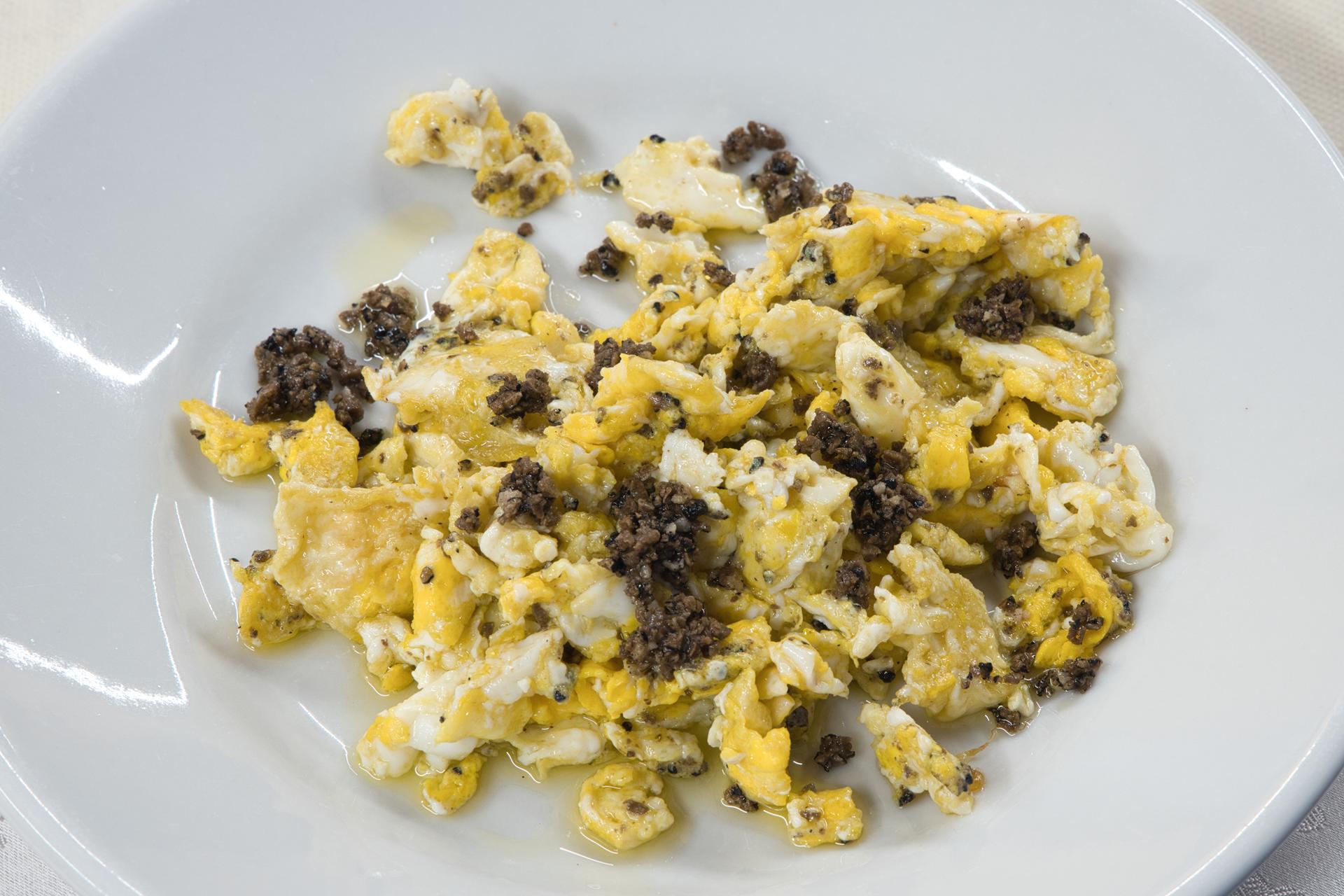 A home-style restaurant serving traditional Umbrian cuisine at Agriturismo Perseo in Gualdo Cattaneo.